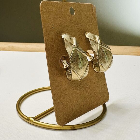 Vintage Large Gold Tone Leaf Earrings Textured Screw Back Clip On Unsigned Hoop - Picture 4 of 11